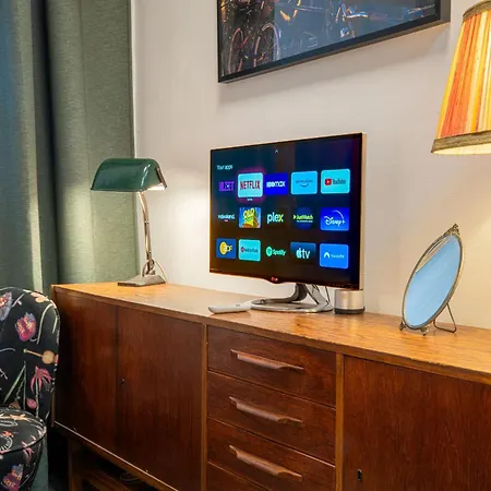 Stylish Private Close To *