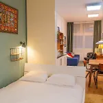 Stylish Private Close To *